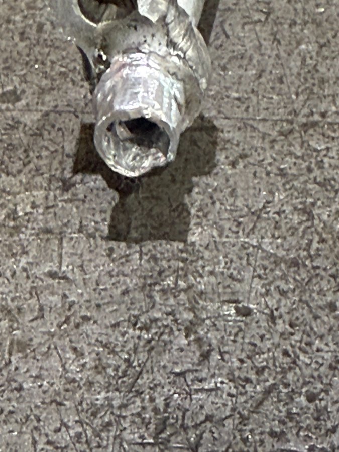 高圧側アルミ配管の補修で、外観のピンホール修正後も内部クラックが残っていた失敗例