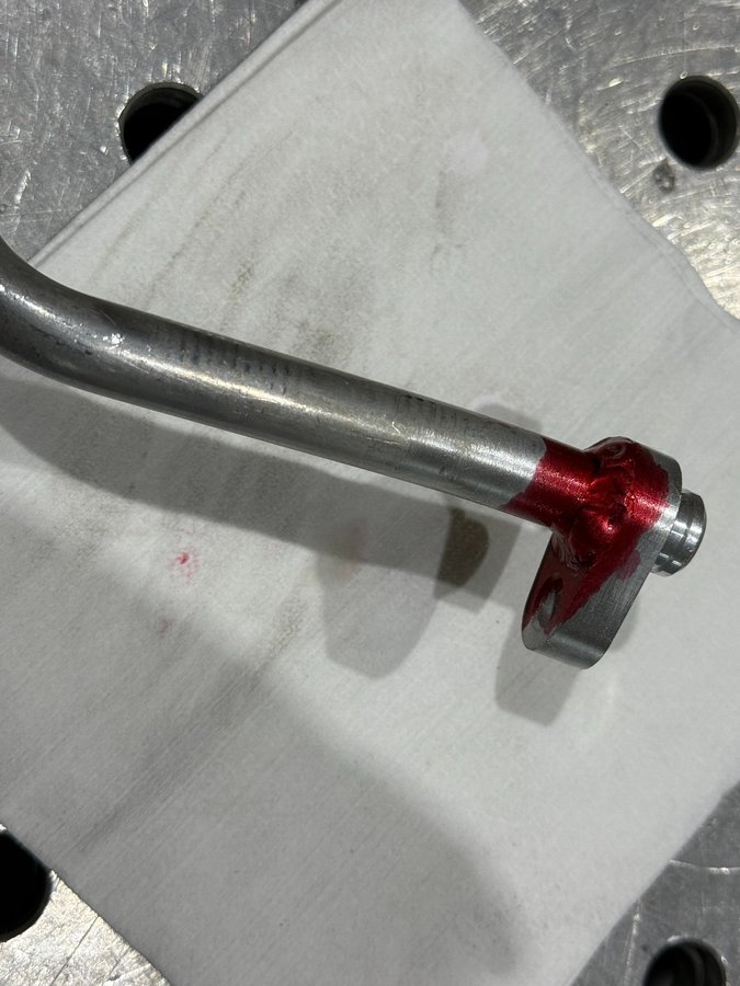 自動車エアコン低圧パイプの漏れを想定し、前処理後に検査(PT/漏れ評価)を行っている状況