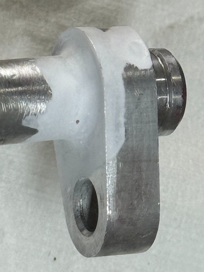 浸透探傷試験(PT)で微細なピンホール欠陥を検出した結果