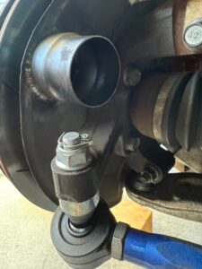 ランサーエボリューションXのブレーキダクトカバーにTIG溶接でステンレスパイプを取り付けた様子。異材溶接の高精度ビード仕上げ。