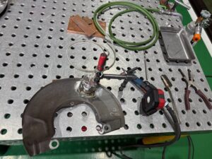 ランサーエボリューションXのブレーキダクトカバーをTIG溶接中。バックガスを流して酸化を防止している。