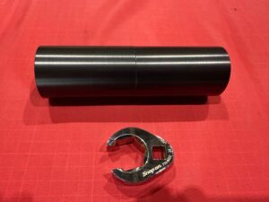 Snap-onフレアナットレンチと並べた黒色アルマイト部品。均一な表面処理が特徴。