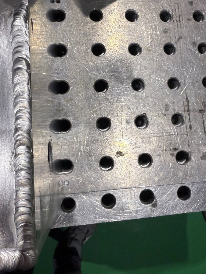 A5052 t3.0の角継手をパルスTIGで溶接したビード外観。角落ちを抑え、グラインダー仕上げでも輪郭が崩れにくい状態を狙った例。