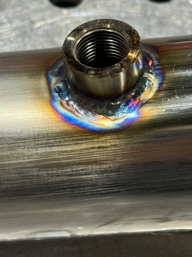 AF計センサー用ボス周りのTIG溶接ビードのクローズアップ