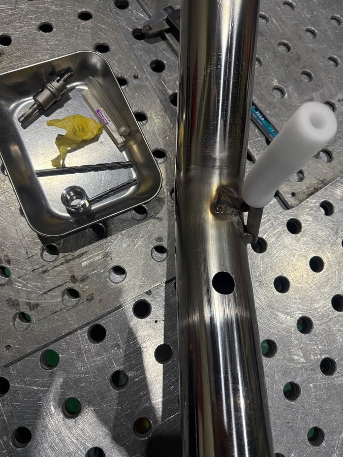 フロントパイプにAF計ボス用の穴あけを行った加工工程