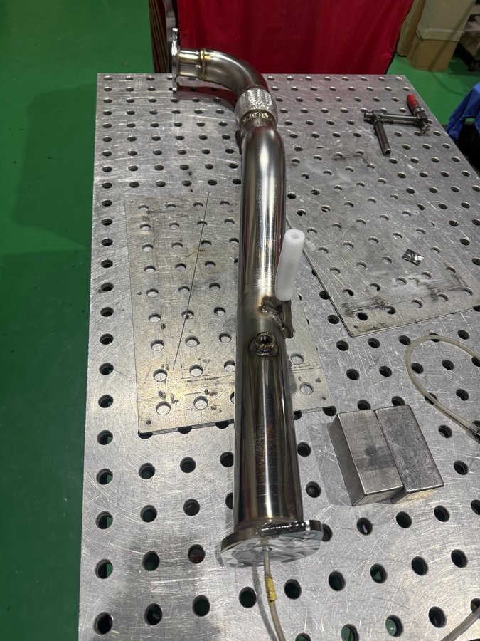 バックシールドを行いながらAF計センサー用ボスをTIG溶接したフロントパイプ