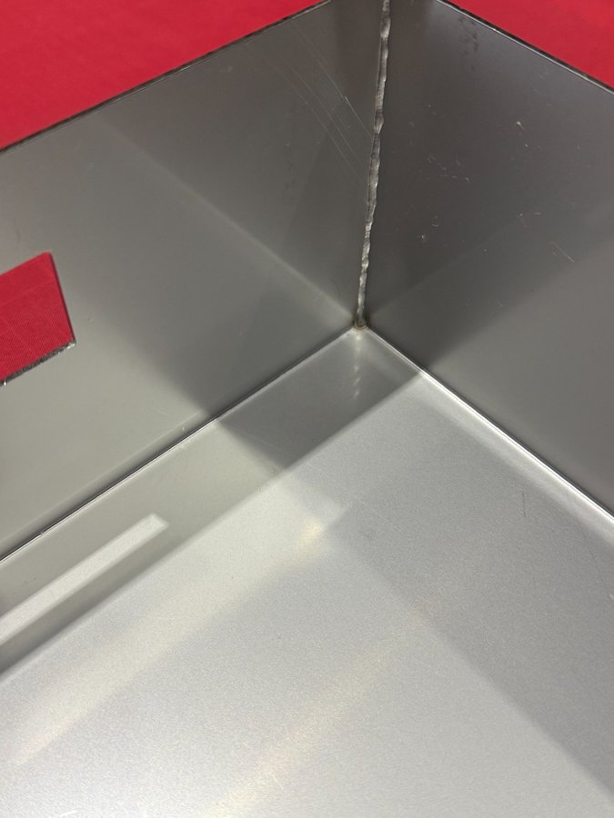 SUS304気密トレーの内側コーナー溶接(裏波が連続する状態を狙う)