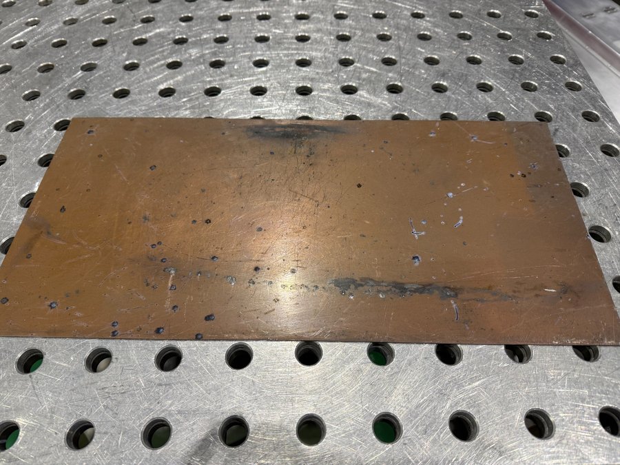 アルミ溶接後のスパッタが付着した銅板。清掃時の発火リスクを意識した現場写真(銅板の汚れ・粉化に注意)