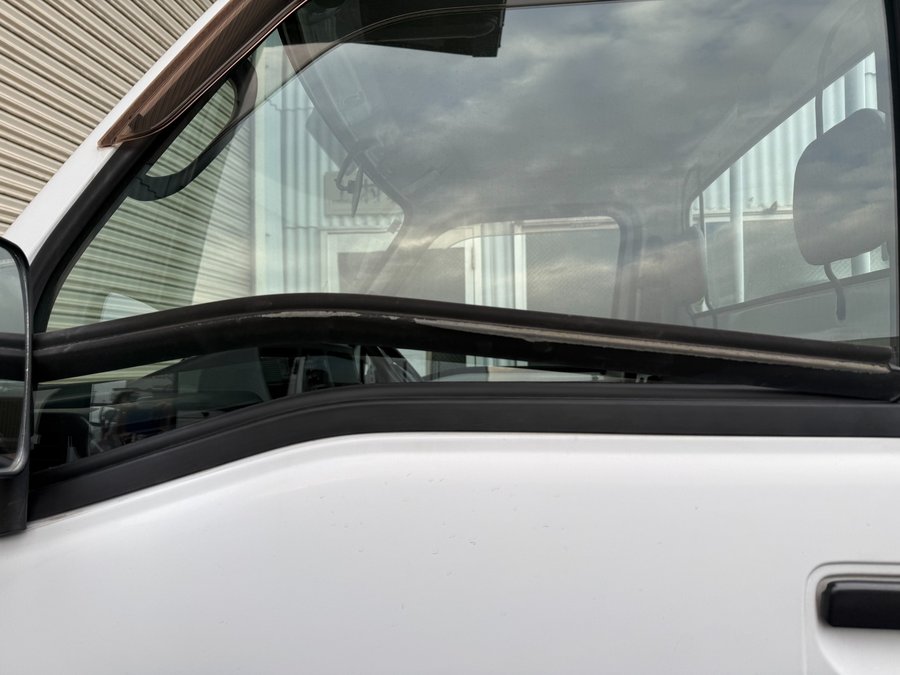 サンバーのドア窓枠モール交換前。劣化して浮いたゴムモールの状態