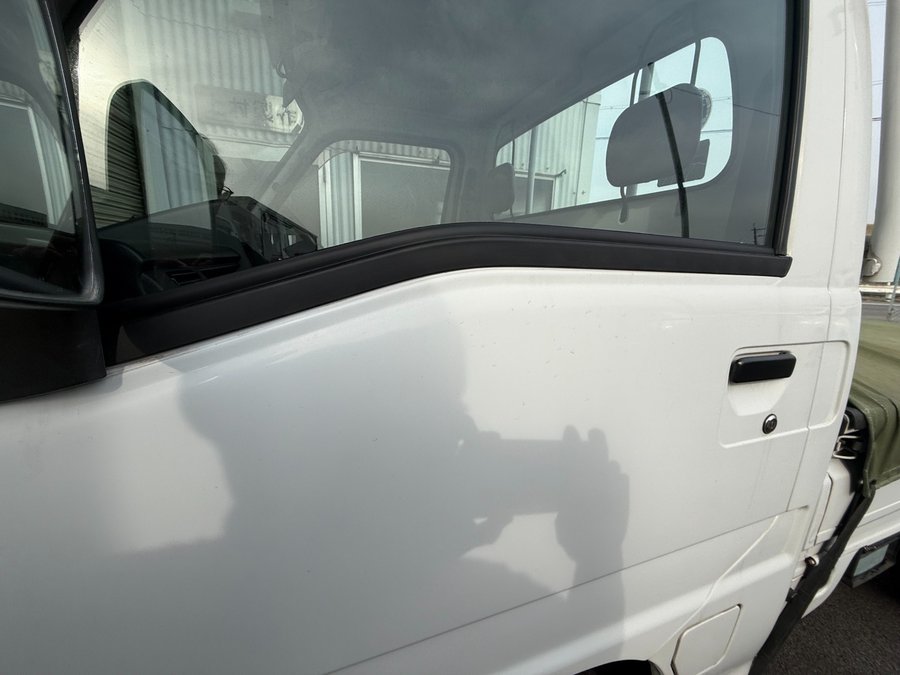 サンバーのドア窓枠モール交換後。窓枠に密着した新品モール