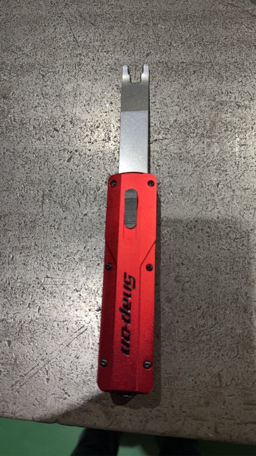 スナップオン PBFTシリーズのフォーク先端。固着解除に使う非傷つけツール