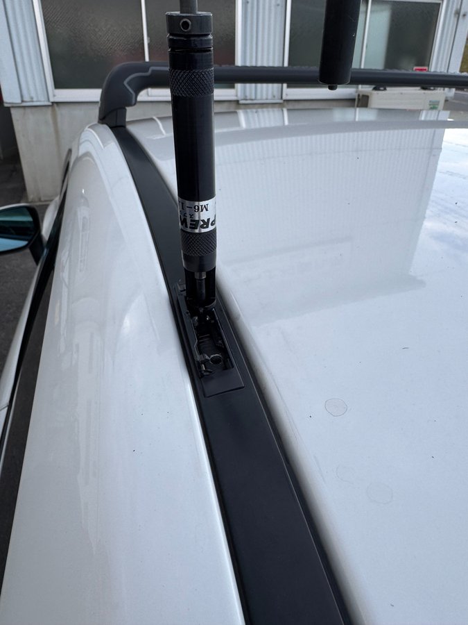 WRX VABのルーフレール部でヘリサート挿入作業中。専用工具で垂直度を管理しつつ、M5ネジ山を再生して締結信頼性を回復する工程。