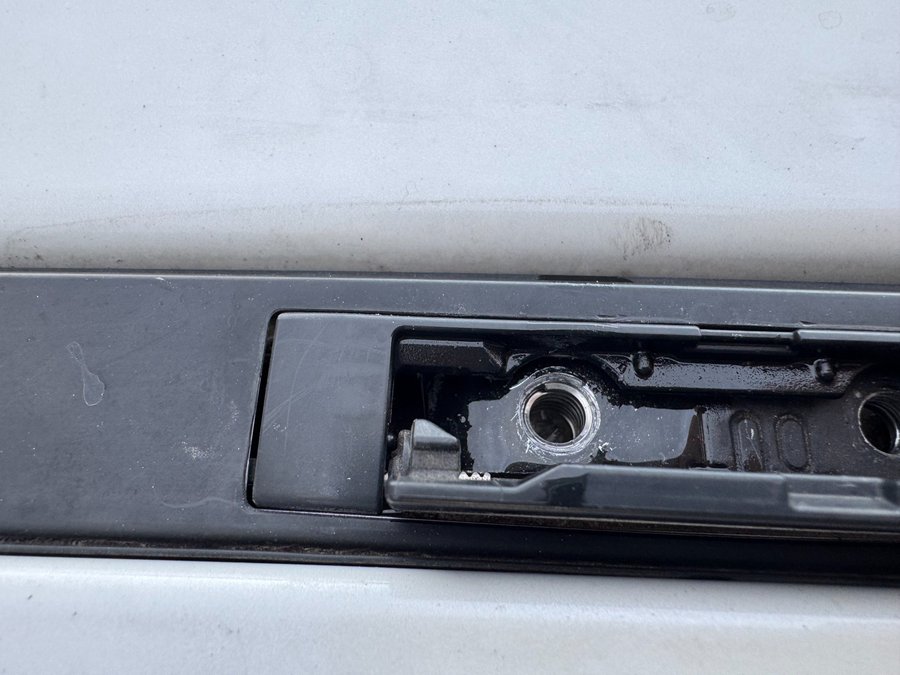 SUBARU WRX VABのルーフキャリア取付部を拡大。弱ったM5ネジ山をヘリサート(ワイヤーインサート)で再構築し、締結の軸力を回復した状態。